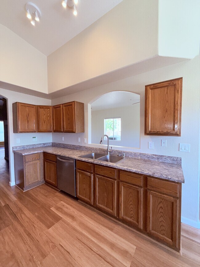 Building Photo - 9102 N Safflower Ln