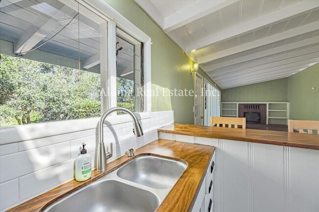 Building Photo - Private Country Setting!