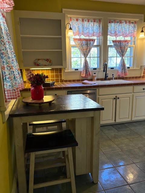 Building Photo - 613 S York St