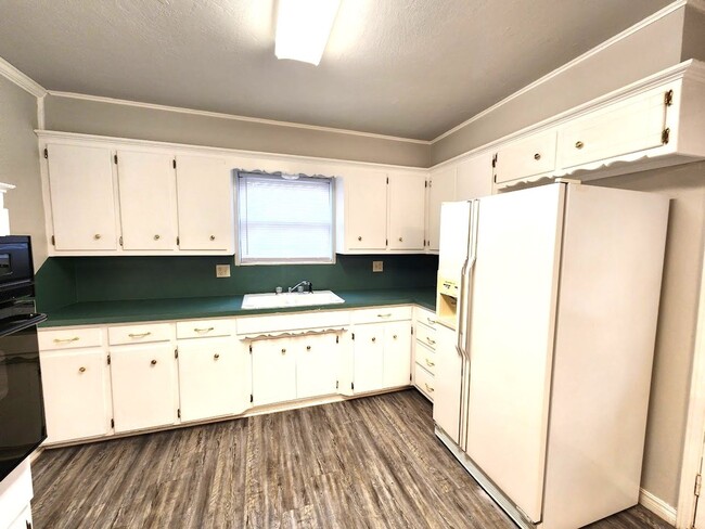 Building Photo - 3 Bed 1.5 Bath 1 Car Garage in the Henders...