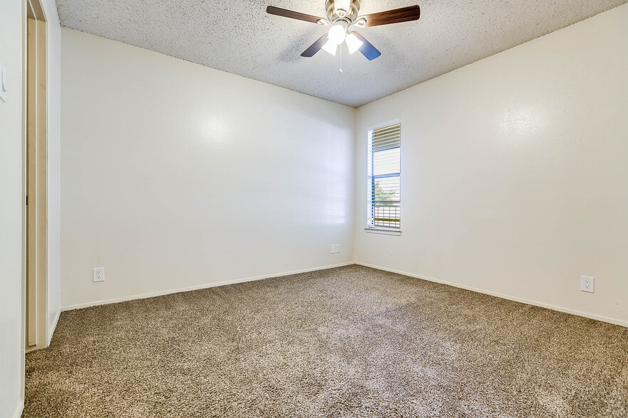 Bedroom - Stadium Oaks Apartments