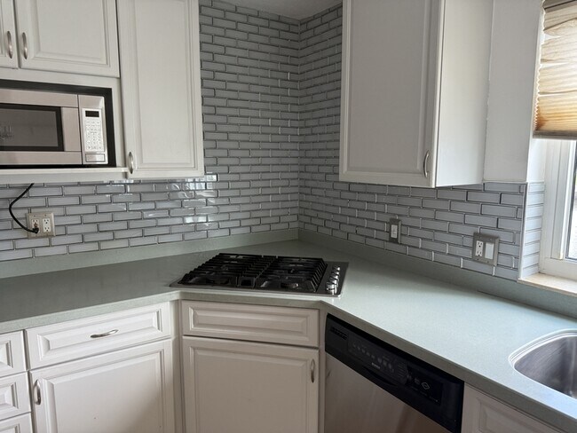 Building Photo - 8771 Bay Pointe Dr