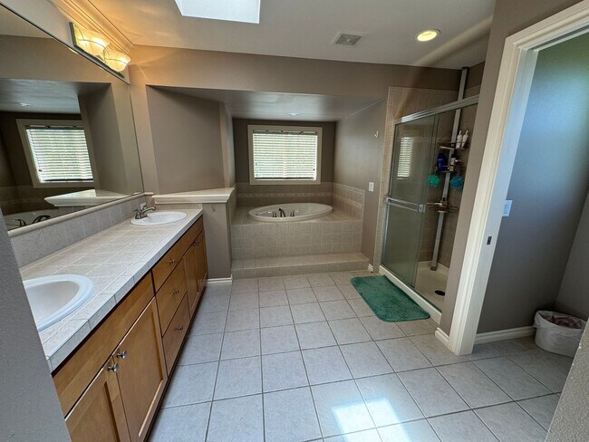 Building Photo - 4bd/2.5ba Sammamish Home
