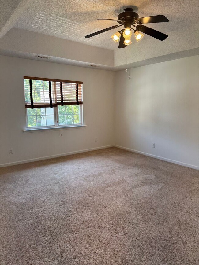 Building Photo - 210 N Orchard Farms Ave