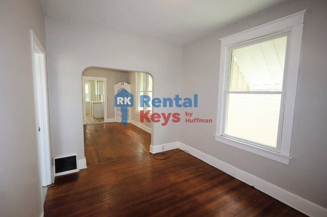 Building Photo - Two Bedroom House