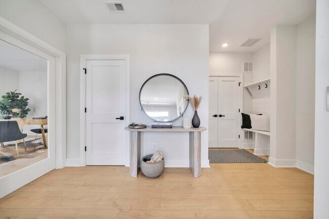 Building Photo - 7 SCENIC Ter