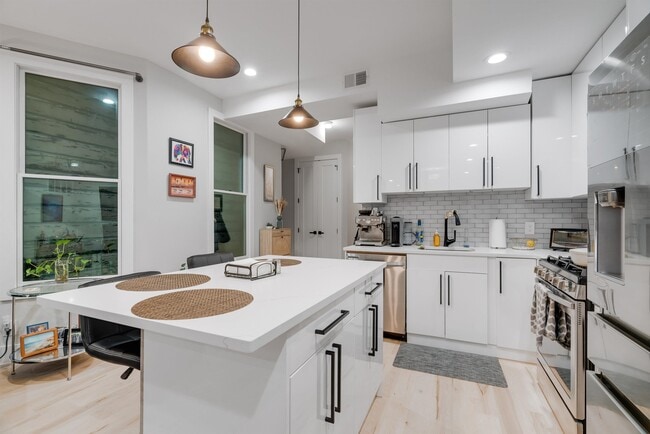 Building Photo - 287 Webster Ave