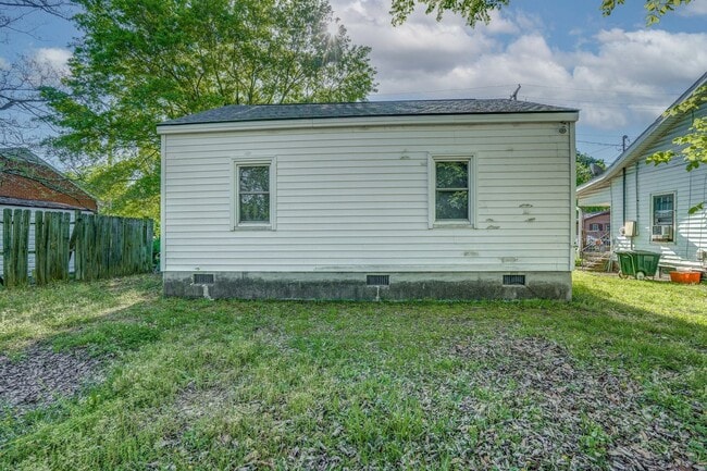 Building Photo - 2 Bedroom House - Coming Soon!