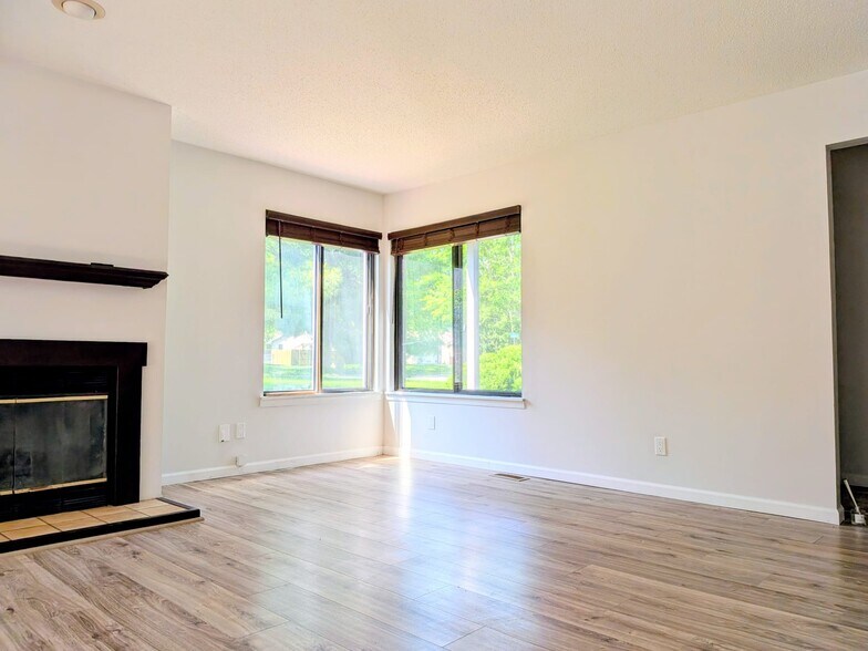 Building Photo - 515 Clearwater Dr