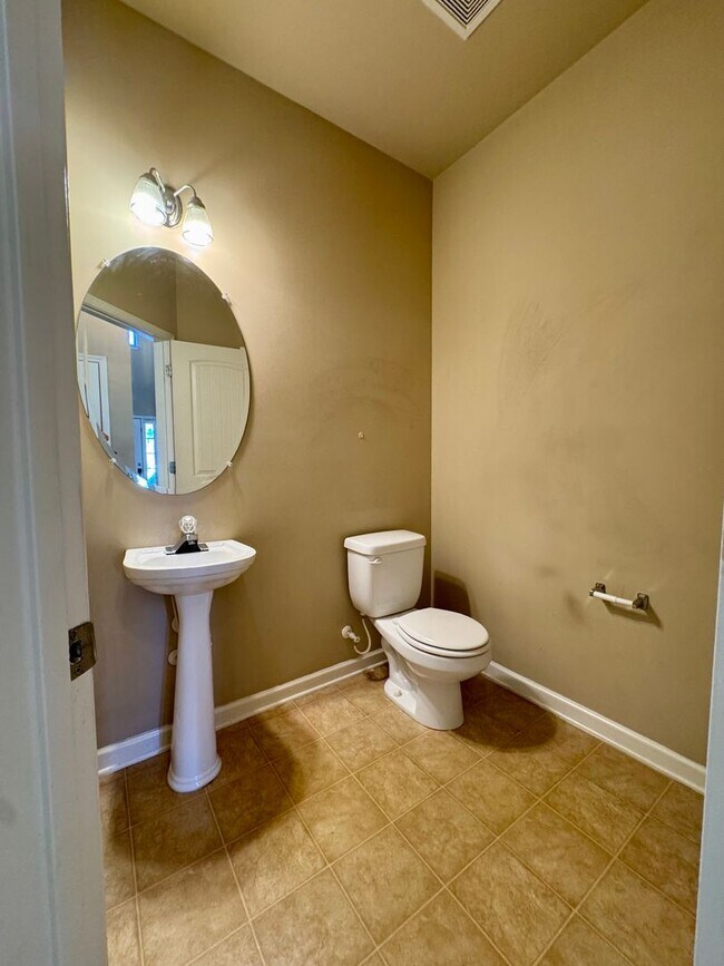 Building Photo - This beautiful 4-bedroom, 2.5-bath home Move-in ready and is waiting for you!