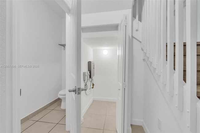 Building Photo - 582 NE 207th St