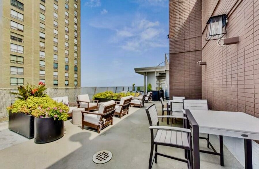 Building Photo - 129 E Bellevue Pl