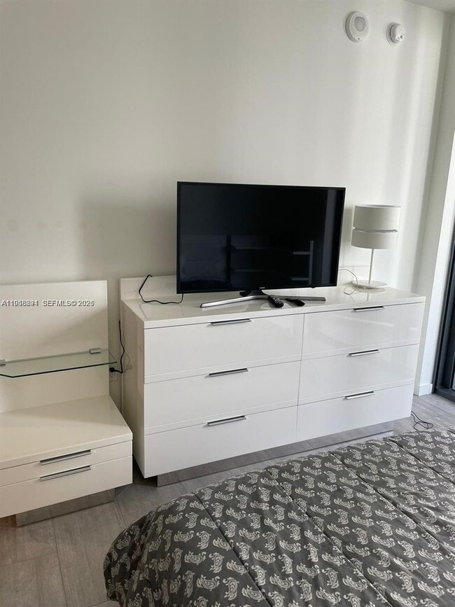 Building Photo - 1000 Brickell Plaza