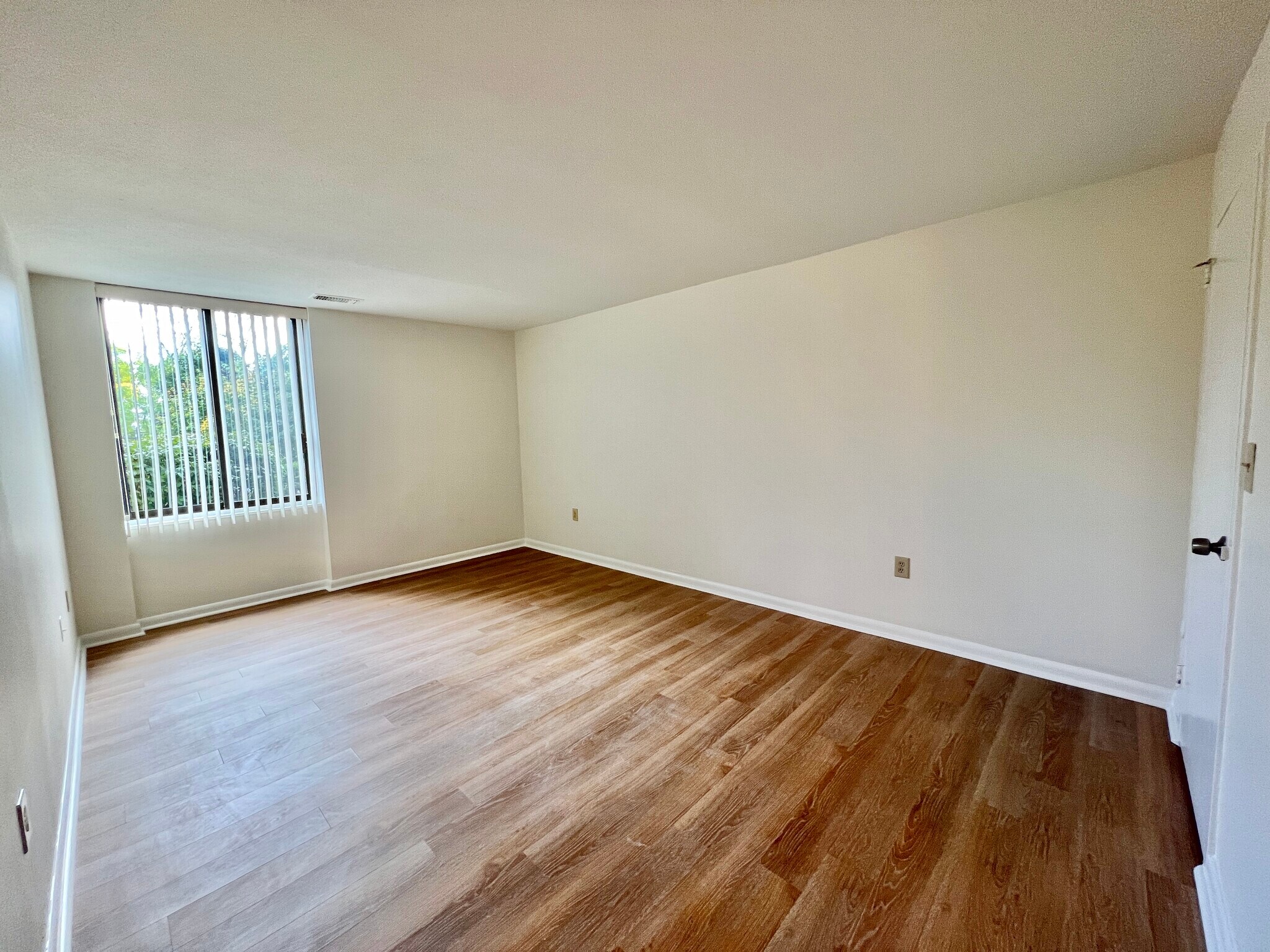 Building Photo - 1004 Paradise Rd