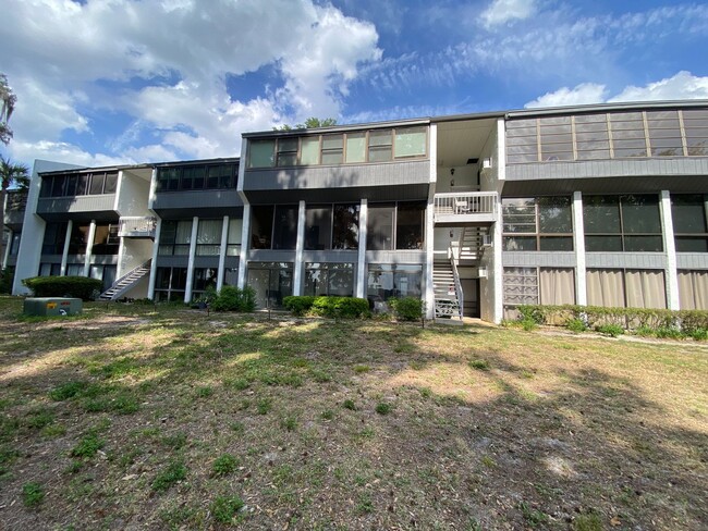 Building Photo - Beautiful Lakefront Condo!