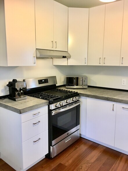 gas range with middle griddle - 1711 3rd Ave N