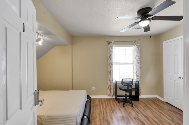 Building Photo - 125 Pine St