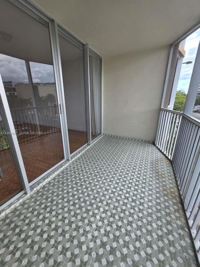 Building Photo - 1710 NE 191st St