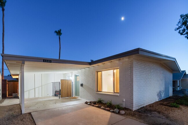 Building Photo - 1249 E Bishop Dr