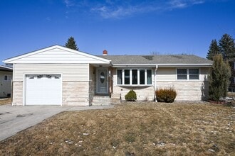 Building Photo - 4 Bed 2 Bath in Prime Location: Your Perfect Home Close to UND!