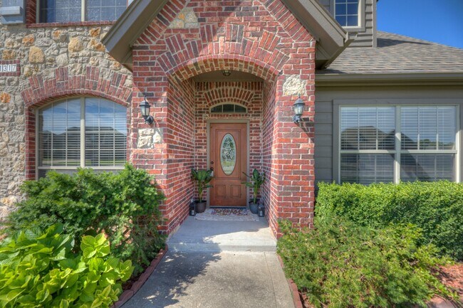 Building Photo - 1317 W Dover St