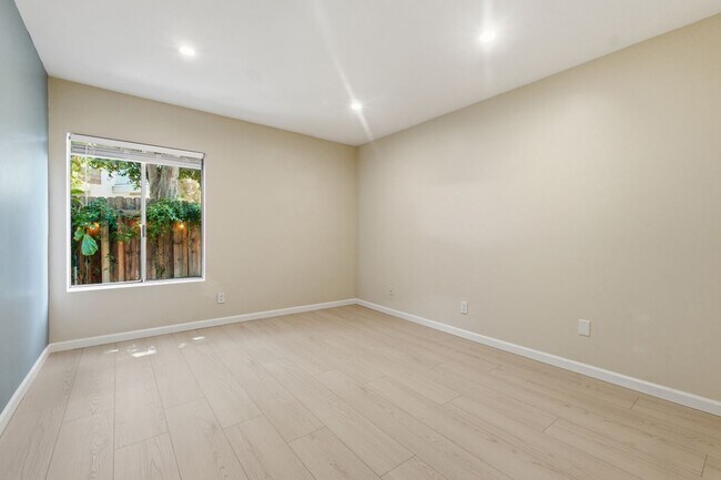 Building Photo - 965 S Idaho St