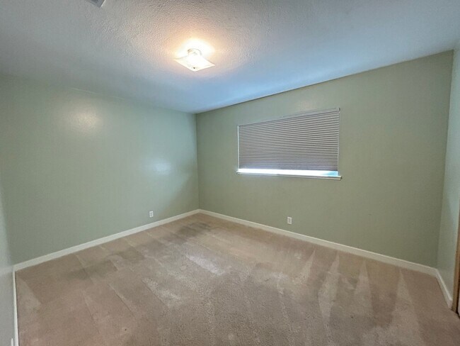 Building Photo - Upgraded Single Story Home No HOA!