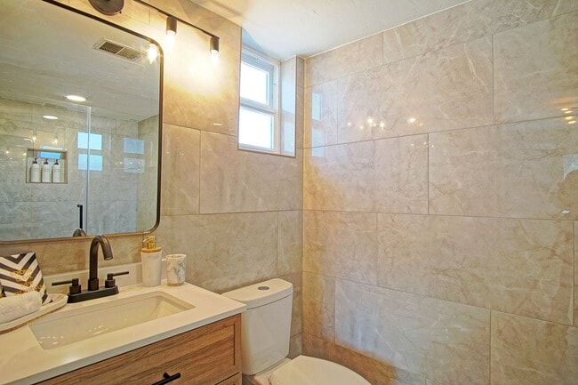 Building Photo - UPTOWN UPDATED 3/BD 2/BA 1/CG