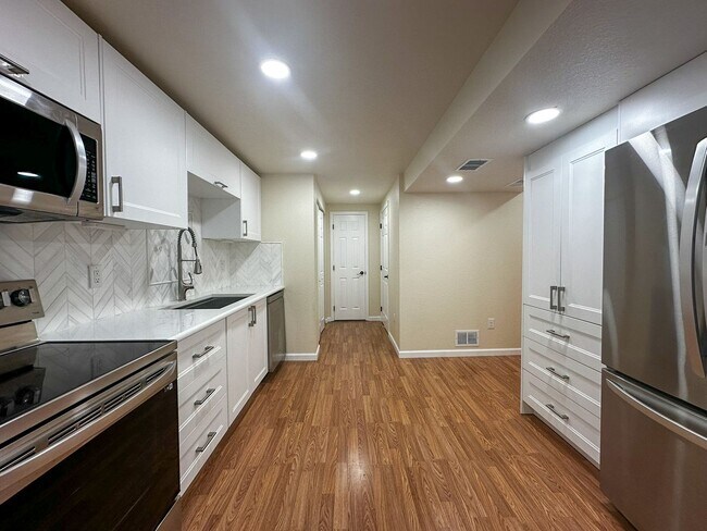 Building Photo - Luxurious Castle Pine living awaits!