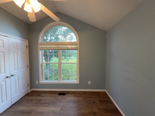Building Photo - Justice Rd Avail for Rent!