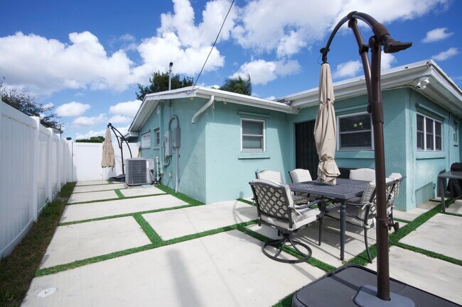 Building Photo - 2836 SW 4th Ct