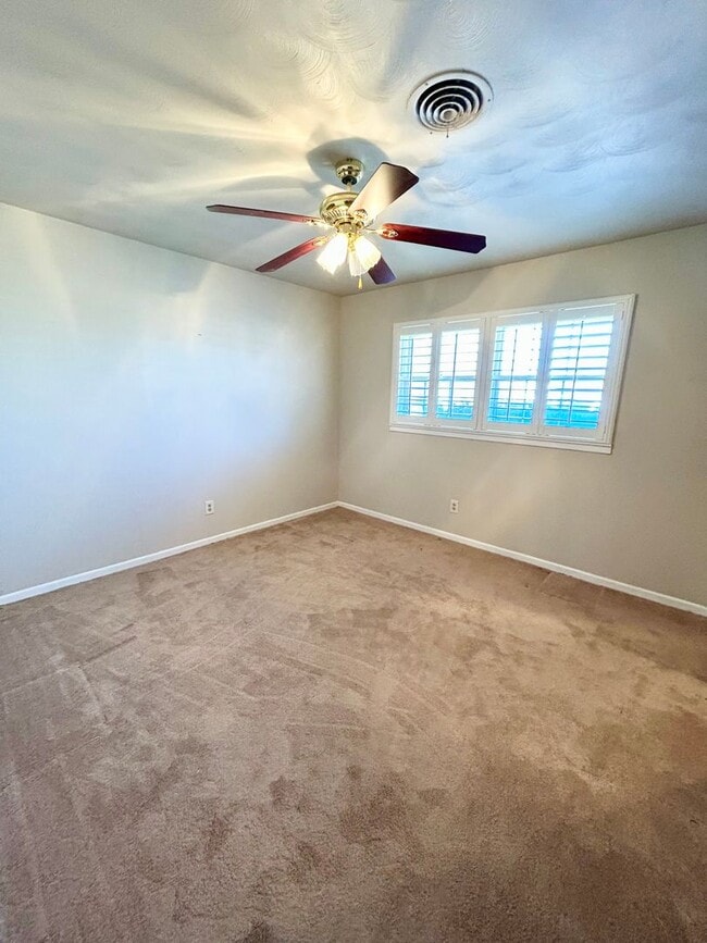 Building Photo - 3 bed 2 bath near the west loop Now available