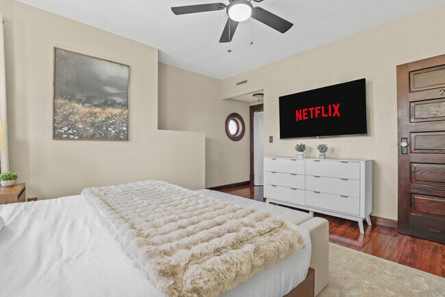 Building Photo - 924 Capital St