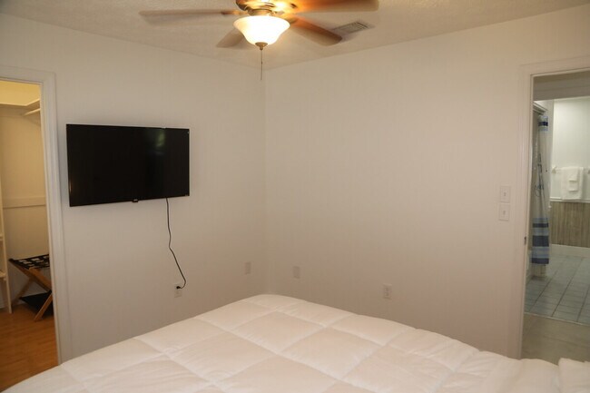 Building Photo - 2341 SE Maslan Ave