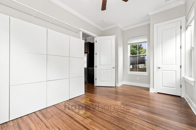 Building Photo - 4613 Oakwood Ave
