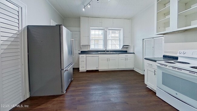 Building Photo - 917 Lasalle St