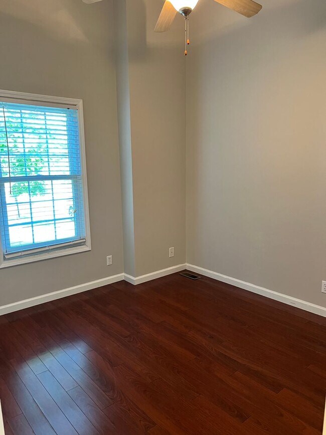 Building Photo - Three bedroom with bonus room and fence!