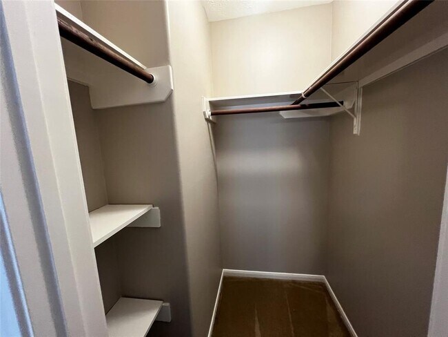Building Photo - 2427 Halstead Dr