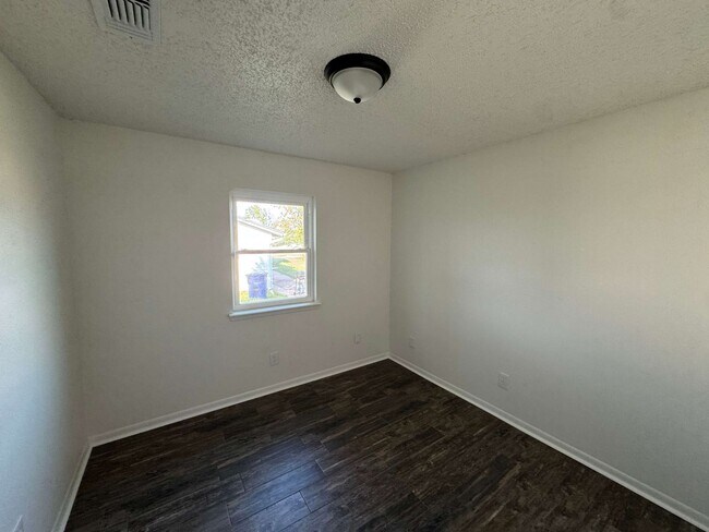 Building Photo - Spacious and recently remodeled 3 bedroom, 2 bathroom home located in a quiet neighborhood in Cop...