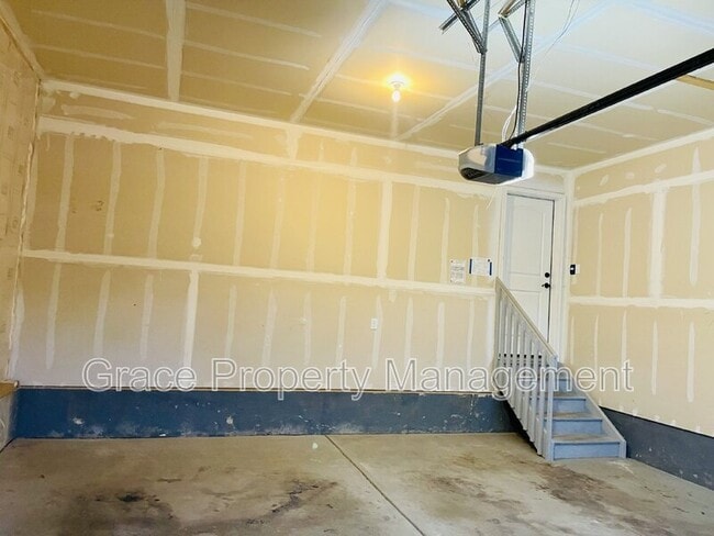 Building Photo - 3341 Hawthorne Ln