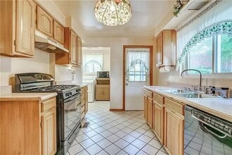 Building Photo - Large 3 Bed, 1 Bath - Central Air, Washer/Dryer