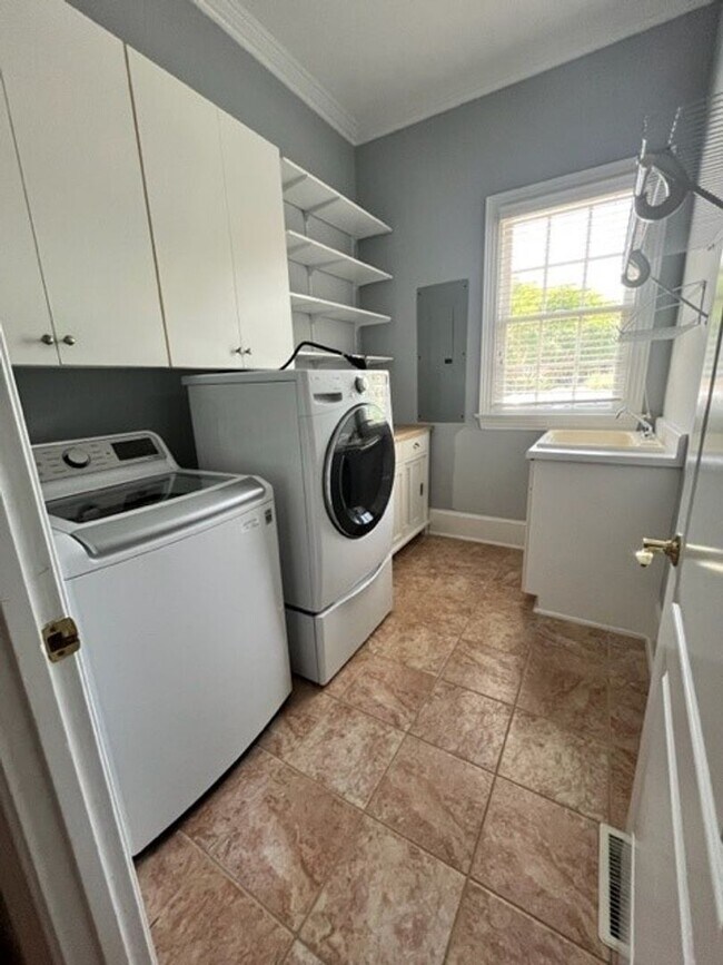 Building Photo - 4-bedroom, 3.5-bathroom Single Family Home
