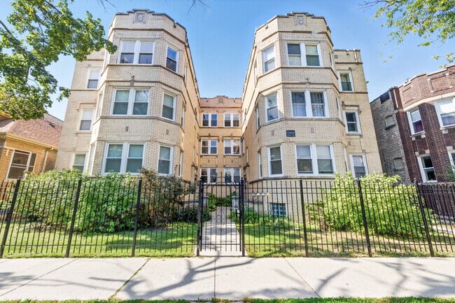Primary Photo - 6312 N Fairfield Ave