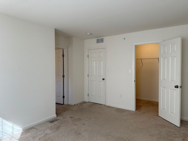 Building Photo - 3 Bedroom 2.5 Bathroom Townhouse in Centra...