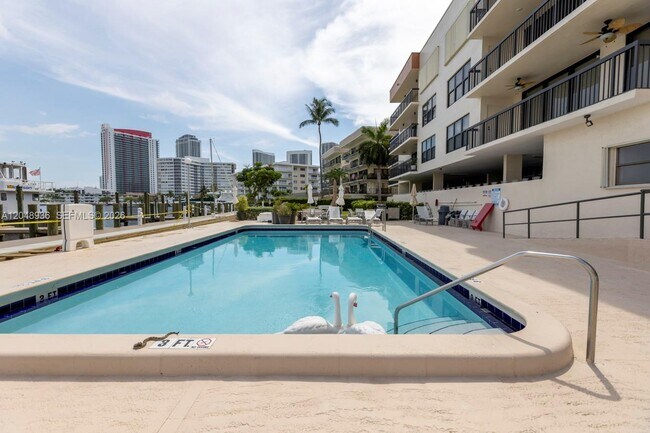 Building Photo - 200 Golden Isles Dr
