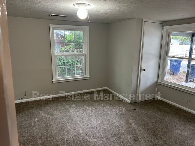 Building Photo - 214 Realty St