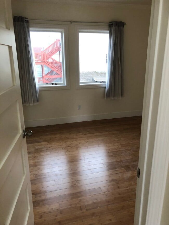 Building Photo - COMING SOON!  Beautiful 3 br/2ba -2  Levels, Private Deck, Panoramic Views, Garage Parking, Washe...