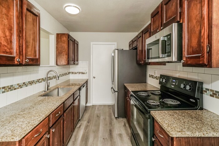 Building Photo - 1070 Hickory Trail St