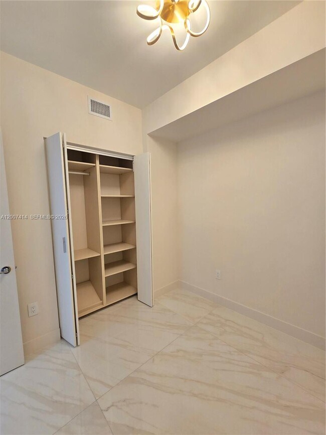 Building Photo - 700 NE 24th St