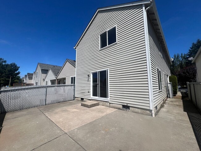 Building Photo - COMING SOON- Spacious Townhouse in Great C...